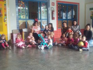 Escola de Educação Infantil recebe brinquedos