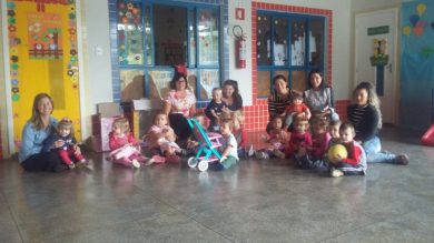 Escola de Educação Infantil recebe brinquedos