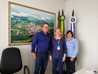 Prefeito e Secretária recebem técnica do SEBRAE