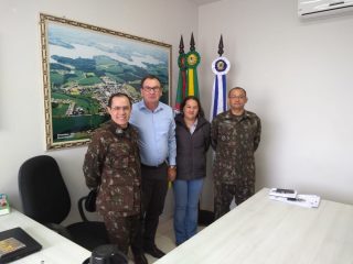 Prefeito recebeu em seu gabinete representantes da junta militar