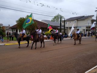     Desfile FARROUPILHA foi marcante em Ernestina