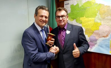 Deputado Cherini e prefeito Nico celebram novo recurso para a Agricultura de Ernestina