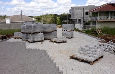 Trechos de quatro vias urbanas recebem obras de pavimentação