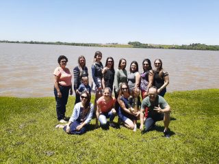 Professores e colaboradores das escolas são homenageados em Ernestina