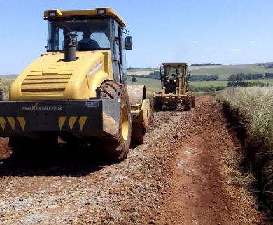 Estrada vicinal recebe equipe e maquinário da Secretaria de Obras