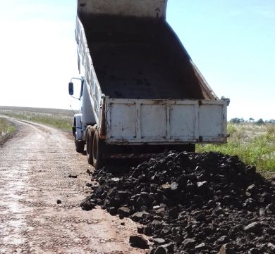Maquinários trabalham na estrada que liga Capão do Valo e Consoladora