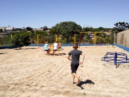 Crianças da Cohab recebem Parque Infantil como presente de Natal