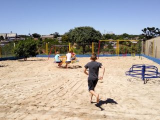 Crianças da Cohab recebem Parque Infantil como presente de Natal
