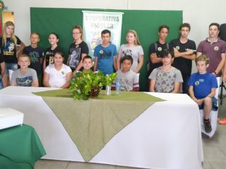 Estudantes lançam a cooperativa escolar Coopecarte
