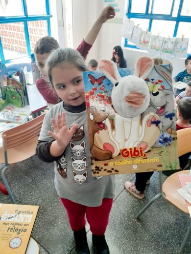 Novos livros já são saboreados pelos estudantes