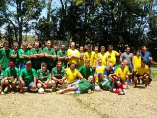 Prefeito Nico acolhe visitantes em jogo festivo no Reassentamento 25 de Julho