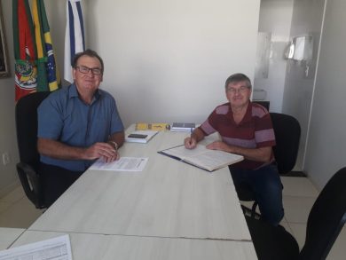 O ato de transmissão de cargo ocorreu no Gabinete do Prefeito