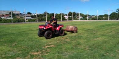 Nesta etapa da obra, a equipe trabalha na qualidade do gramado