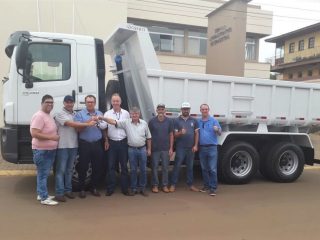 Prefeitura compra novo caminhão caçamba
