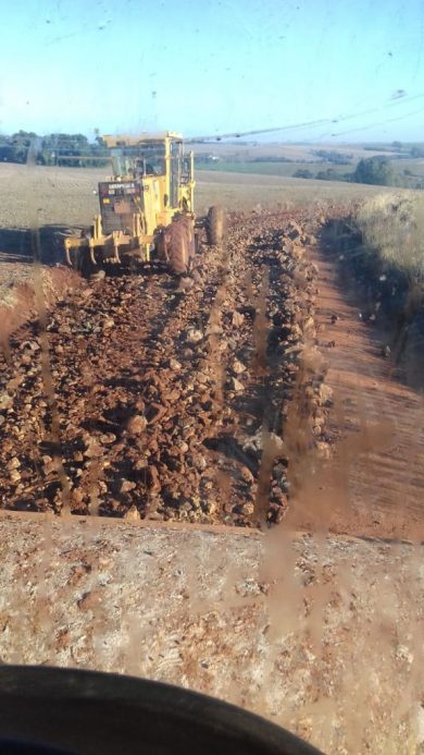 Secretaria de Obras e Viação recupera trechos críticos na Coxilha Seca