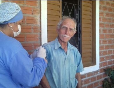Idosos domiciliados recebem em casa vacina contra a gripe