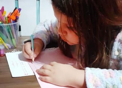 Estudantes recebem atividades para realizar em casa