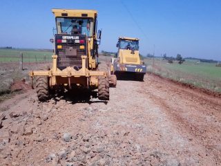 Estrada da Encruzilhada Muller recebe melhorias e cascalhamento