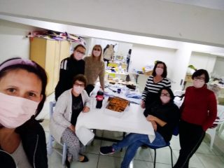 Voluntárias já produziram mais de mil máscaras para doação à comunidade