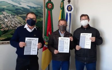 Grupo entrega informativo ao prefeito Nico
