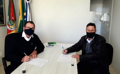 Prefeito Nico assina contrato de aquisição da tubulação