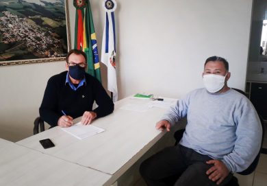 Prefeito Boehm e o empresário Darlan Lemos celebram
novo investimento em Ernestina em 2021