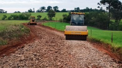 Equipe da Secretaria de Obras e Viação recupera pontos críticos da estrada