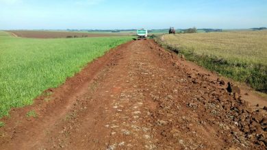 Equipe trabalha no cascalhamento de trechos da estrada geral da Coxilha Seca