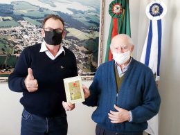 Padre Adalíbio presenteia prefeito Nico com novo livro “E a estaca brotou e floriu”