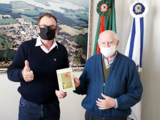 Padre Adalíbio presenteia prefeito Nico com novo livro “E a estaca brotou e floriu”
