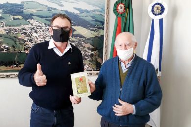 Prefeito Nico recebe o novo livro escrito pelo Pe. Adalíbio Barth