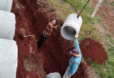 Tubulação do sistema de drenagem pluvial é instalada na rua Ernesto Goedel