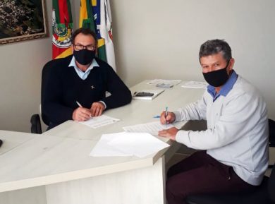 Prefeito Nico assina contrato com a empresa responsável pela obra