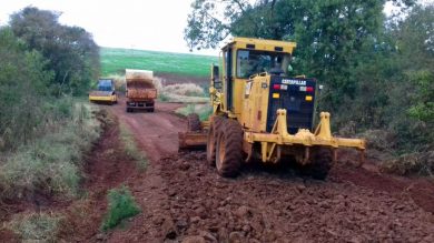 Equipe trabalha na recuperação de pontos críticos da estrada geral de Três Lagoas sentido Faxinal
