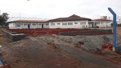 Obra da quadra poliesportiva recebe os primeiros trabalhos