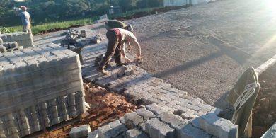 Rua Amaro Bello de Carvalho recebe calçamento