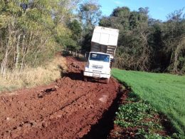 Recuperação na estrada geral de Três Lagoas sentido Faxinal