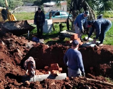 Equipe instala sistema de drenagem pluvial na Rua Ernesto Goedel