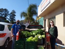 Estudantes recebem em casa alimentos da merenda escolar