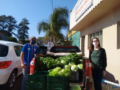 Alimentos são preparados para entrega aos estudantes