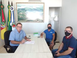 Prefeito Nico assina aditivo para pavimentação de duas novas ruas em Ernestina