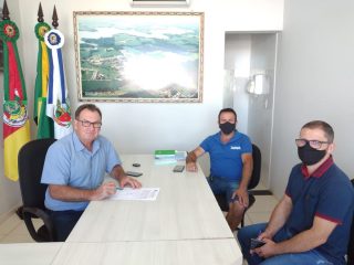 Prefeito Nico assina aditivo para pavimentação de duas novas ruas em Ernestina