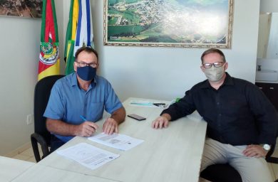 Prefeito Nico assina convênio para perfuração de dois poços artesianos para 210 famílias