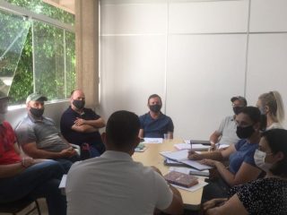 Prefeito e Vice fazem reunião com Secretários Municipais e Diretora do Cras