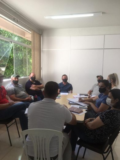 Prefeito e Vice fazem reunião com Secretários Municipais e Diretora do Cras