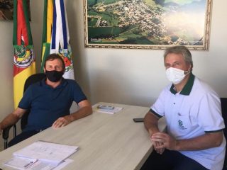 Presidente do Sindicato dos Trabalhadores Rurais de Ernestina é recebido pelo Prefeito Renato