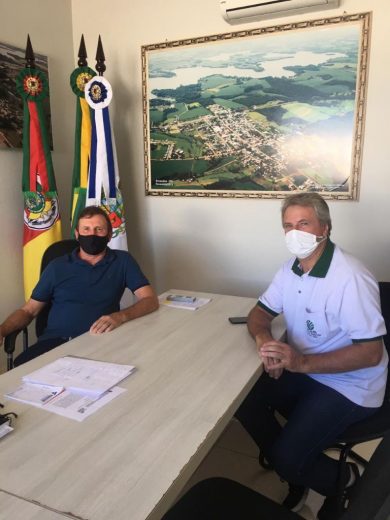 Presidente do Sindicato dos Trabalhadores Rurais de Ernestina é recebido pelo Prefeito Renato