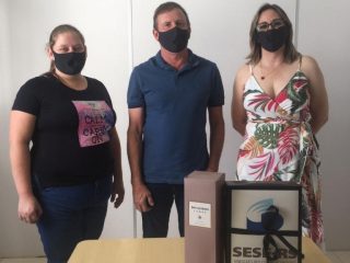 Vereadora Raquel Goedel (PP) e a empresária Valdirene, visitam o Prefeito Renato