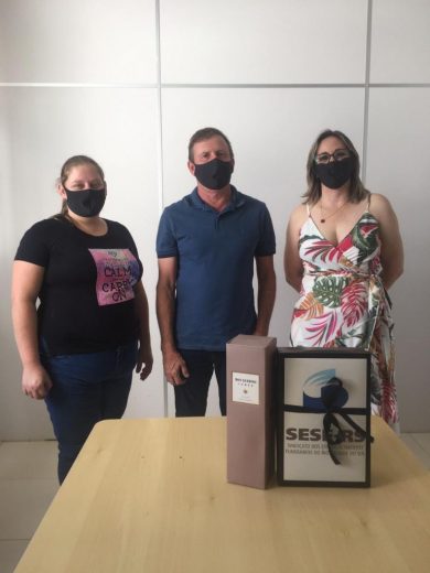 Vereadora Raquel Goedel (PP) e a empresária Valdirene, visitam o Prefeito Renato