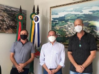 Ex-prefeito de Passo Fundo Luciano Azevedo visita prefeito Renato e vice Paulo